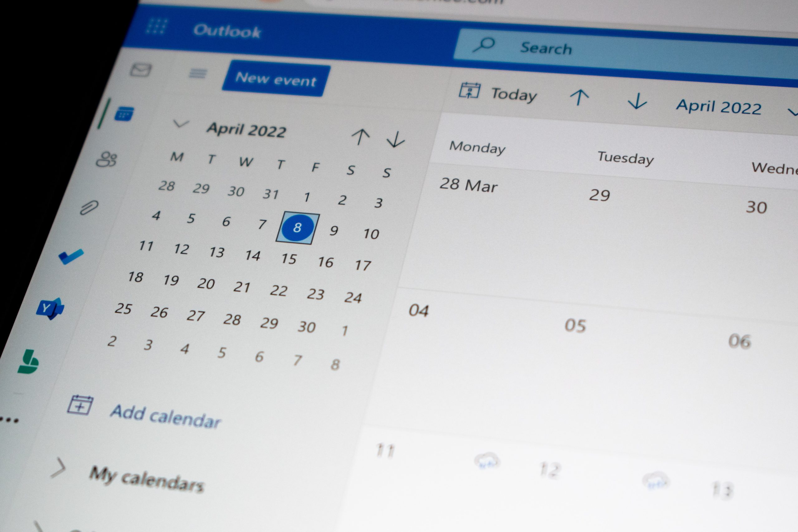 Outlook calendar with a synced Senbee meeting room